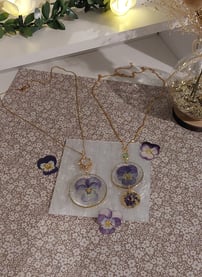 Bijoux fleurs colliers pensées étincelants