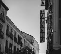 a black and white photo of a sign that says la galeria
