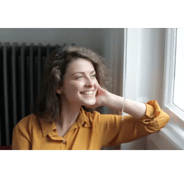 Chica sonriendo Ventana
