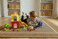 enfant qui joue au jeu de construction