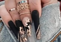 Faux ongle noir et doré, tendance, facile à poser, pas cher.