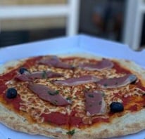 Pizza Sud Ouest avec magret de canard fumé, oignons, tomates,mozzarella sur pâte artisanale fermenté