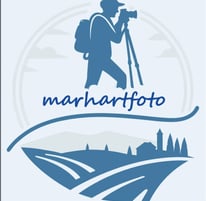 Logo de marhartfoto qui représente un photographe.