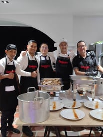 Trabajo en equipo en candelabro parrilla