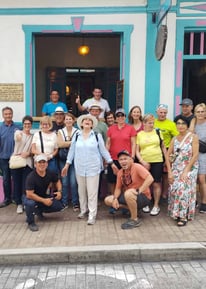 turistas extranjeros frente a la Casa museo y Restaurante El Hato de Evelio