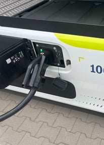 ladeinfrastruktur eLKW: a white electric vehicle with a green and yellow electric charging station