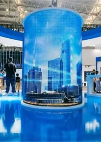 إضاءة متقنة وخامات فاخرة في تصميم بوث عرض بمعرض تجاري إضاءة معارض، تصميم بوث