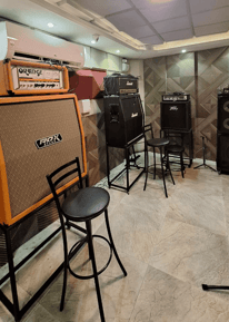 Amplificadores posicionados em sala de ensaio do Studio Brothers em Porto Alegre