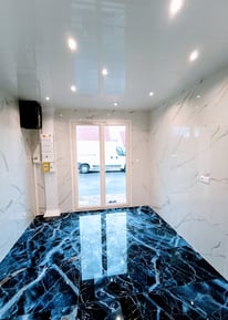 Travaux de carrelage mural réalisés par un artisan plombier