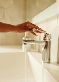 a person's hand is holding a faucet plomberie