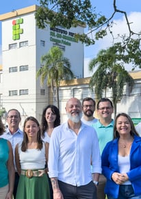 Grupo de trabalho da Gestão do Daniel Arsand em frente ao prédio do IFSUL - Câmpus Pelotas 