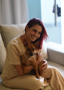 Palloma D'Andrade, Mestra em Psicologia, psicóloga e psicoterapeuta, com sua cachorrinha.
