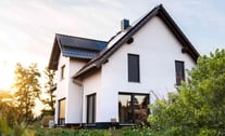 Ein Haus mit einem Dach aus Solarmodulen und einem Solarmodul.
