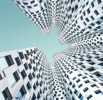 Immeuble vu en contre-plongée, représente l'art de bâtir