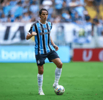 Geromel em ação com a camisa do Grêmio.