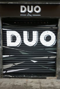 Decoración cierre metálico de peluqueria con graffiiti mural barcelona