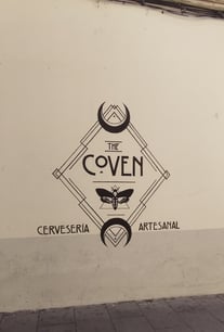 Dibujo en fachada The Coven, graffiti mural pintura decorativa exterior