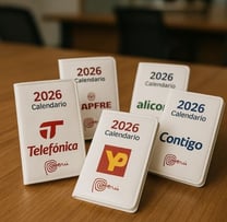 Calendarios de bolsillo personalizados 2026 con logos de empresas en Lima, Perú, diseño práctico y colorido sobre mesa de ofi