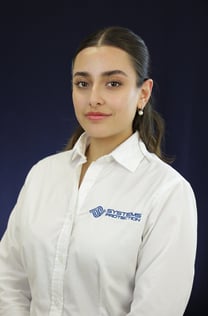 Foto ejecutiva de empleada en oficina moderna para uso empresarial