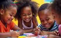 Un groupe d'enfants déssinent et peignent ensemble 