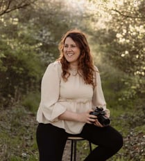 Portrait professionnel d’une vidéaste de mariage avec son équipement en main