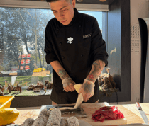 Chef privado preparando sushi en directo para evento exclusivo en Barcelona