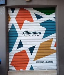 Graffiti en persiana. Para la campaña publicitaria de Cervezas Alhambra (Grupo Mahou).