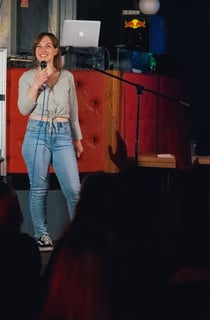 Britta Kah auf der Bühne, Slam Poetin und Moderatorin