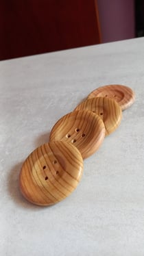 Boutons en séquoia