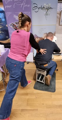 Massage Amma Assis réalisé par Marlène vu de dos lors d'un événementiel