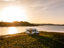 Van aménagé au bord d’un lac