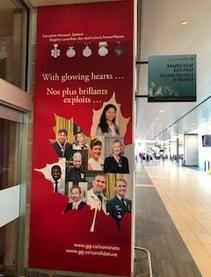 Affiche des distinctions honorifiques canadiennes à l'aéroport international MacDonald-Cartier