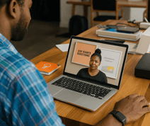 Personas teniendo una asesoría de trabajo online