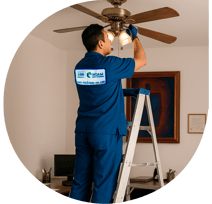 Personal de NOAM realizando mantenimiento de inmuebles corporativos en CDMX