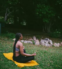 femme qui médite dans la nature