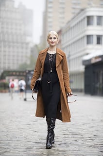 Vestido de punto con botas altas