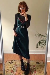 Vestido slip con botas de combate