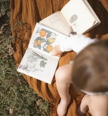 lecture avec bébé en noir et blanc