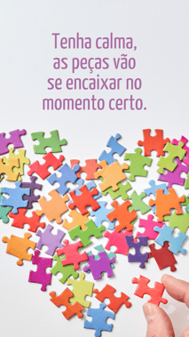 A IMAGEM TRAZ UM QUEBRA CABEÇA COM ALGUMAS PEÇAS SOLTAS, E UMA FRASE EM REFERENCIA AO AUTISMO