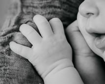 Détail en noir et blanc de la bouche et de la main d’un nouveau-né – photo naissance Gard