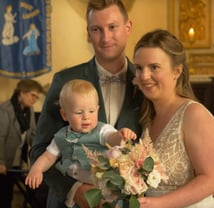 Instant complice des mariés avec leur bébé, capté en vidéo lors du mariage, bouquet à la main