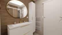 Salle d'eau rénovée avec revetement carrelage effet bois, mobilier blanc laqué et robinetterie or
