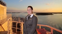 Foto da autora no deck do navio.