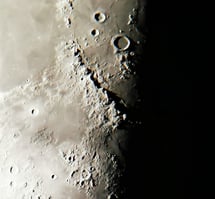 Catena montuosa Appennini; i tre crateri dal più grande,: Archimede, Aristillus e Autolycus.i
