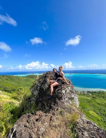 Manon et Laurent admirant la vue spectaculaire sur le lagon bleu de Bora Bora depuis un sommet.