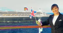 Autora a bordo, navegando lado a lado com o majestoso Queen Mary 2, um raro inesquecível encontro