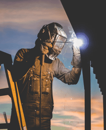 hombre trabajando con casco industríal