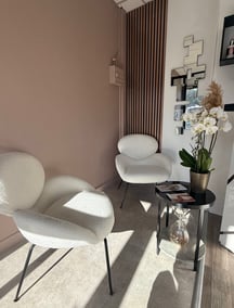 accueil d'un institut de beauté à nancy avec une salle d'attente
