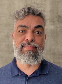 Cesar Felicio - Foto de perfil sobre um fundo acinzentado 