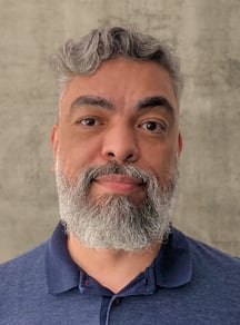 Cesar Felicio - Foto de perfil sobre um fundo acinzentado 